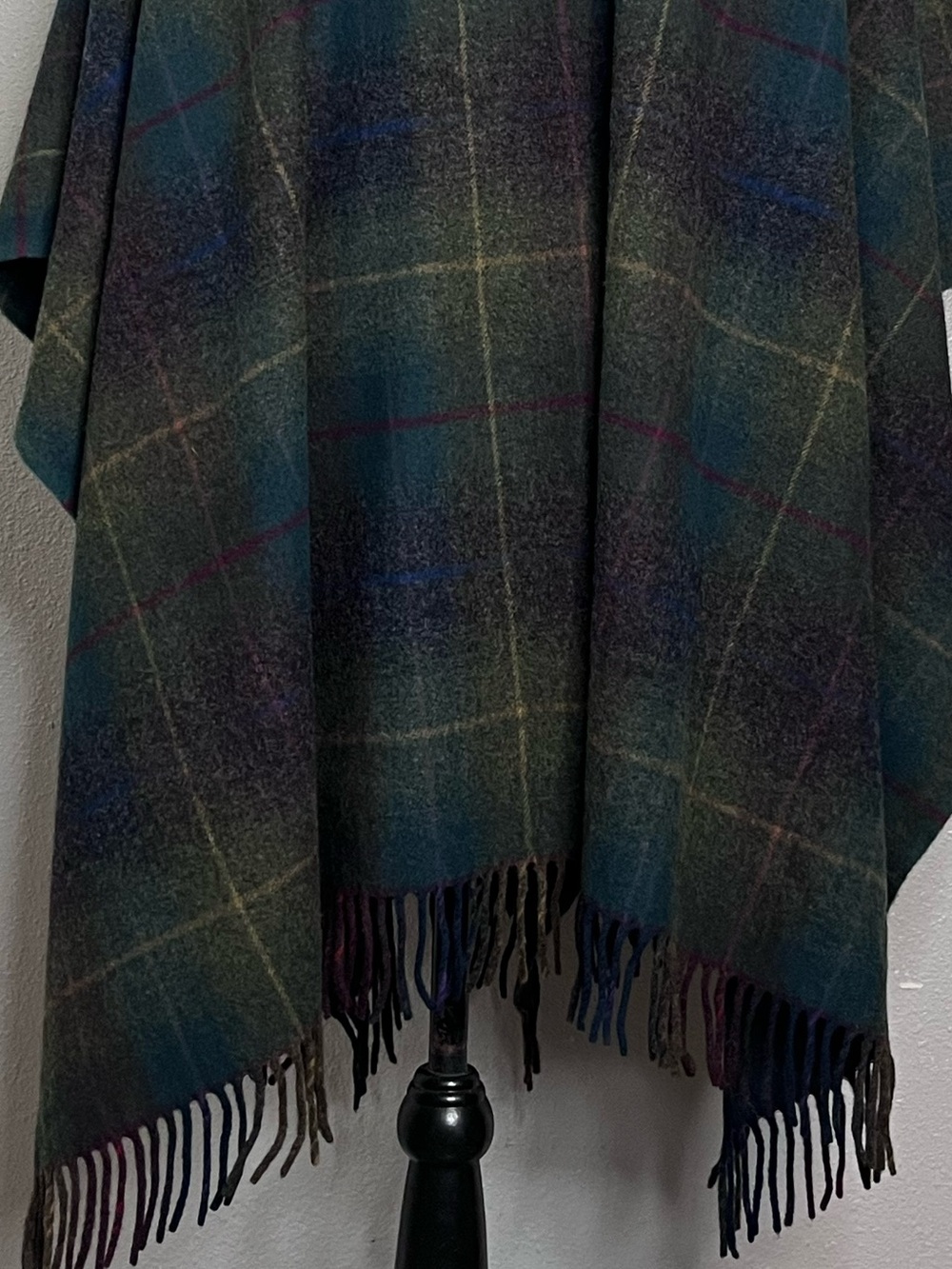 Green Grove Weavers Scotland 100% Lambswool Dark Academia Plaid Tartan Poncho - Picture 9 of 12